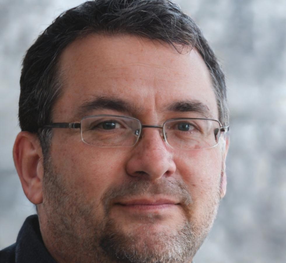 Especialista em análise financeira utilizando ferramentas avançadas de modelagem